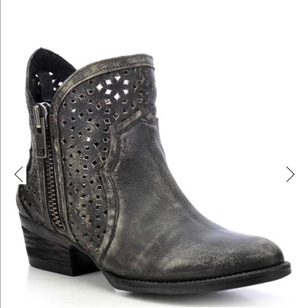 BootBarn Ankle boots size 8 Circle G distressed look.